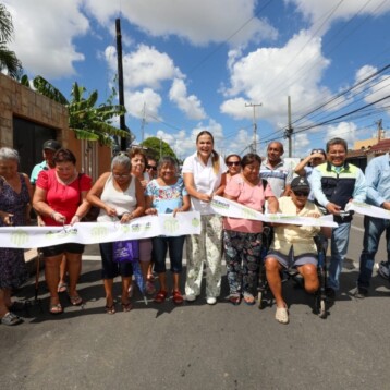 Entrega Cecilia Patrón más calles nuevas y repavimentadas