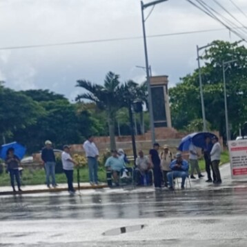 Bloquean acceso al Aeropuerto de Mérida