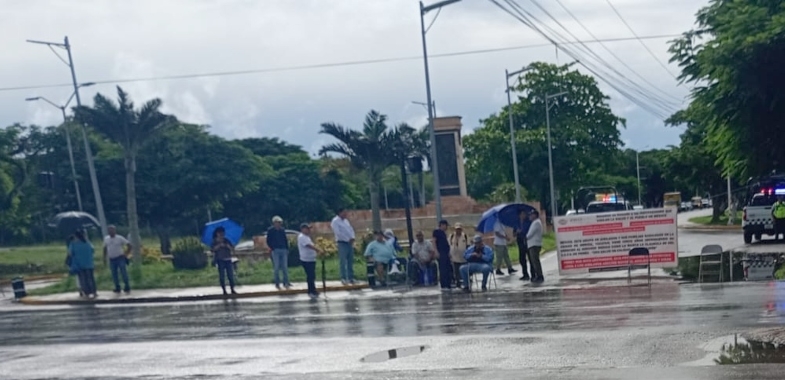 Bloquean acceso al Aeropuerto de Mérida