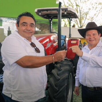 Huacho entrega 97 mdp. en apoyos y firma nueva Ley de Ganadería de Yucatán