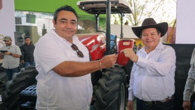 Huacho entrega 97 mdp. en apoyos y firma nueva Ley de Ganadería de Yucatán