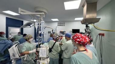 IMSS Yucatán realiza primera cirugía cerebral en adolescente consciente