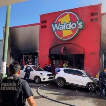 Mueren 23 personas en incendio en Waldo’s