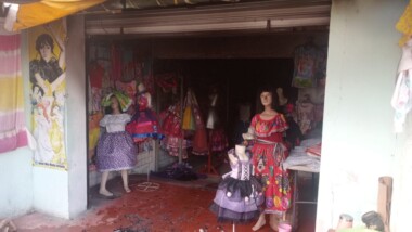 Evacúan primaria por incendio en tienda de ropa