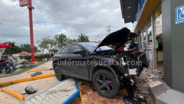 Choca contra un Oxxo en Ciudad Caucel