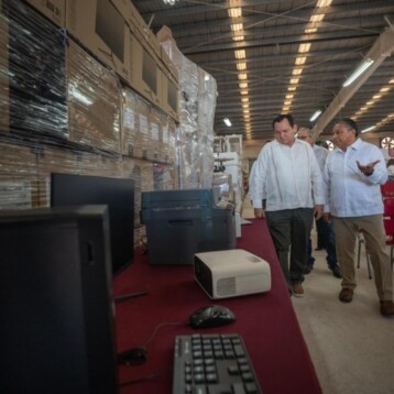 Distribuyen mobiliario guinda en 156 escuelas