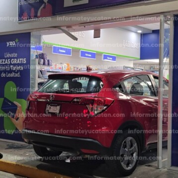 Entra a la farmacia con todo y camioneta