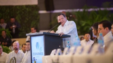 Huacho Díaz defiende la Reforma Electoral ante Coparmex Yucatán