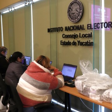 “Abandonan” sus credenciales en el INE