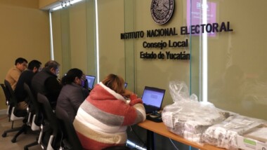 “Abandonan” sus credenciales en el INE