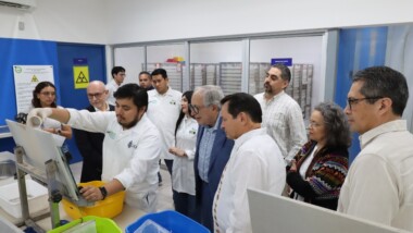 Kershenobich visita biofábrica para el Control Biológico de Aedes aegypti