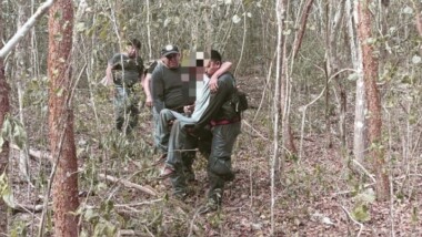 Tras horas de búsqueda, localizan con vida a adulto mayor extraviado en montes de Pisté.