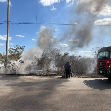 Incendio arrasa con basurero clandestino en Cuxtal