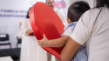 Tres familias, tres historias… y un mismo destino: el amor que nace con la adopción