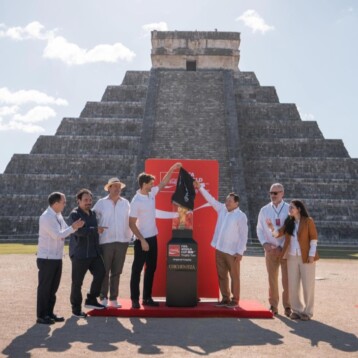 El trofeo del Mundial hace parada en Chichén Itzá y roba miradas en Yucatán
