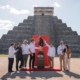 El trofeo del Mundial hace parada en Chichén Itzá y roba miradas en Yucatán
