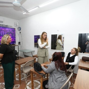 Cecilia visita negocio de emprendedora