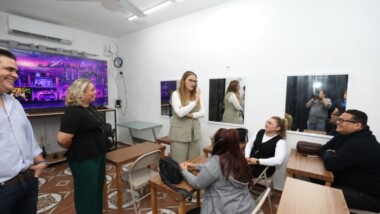Cecilia visita negocio de emprendedora
