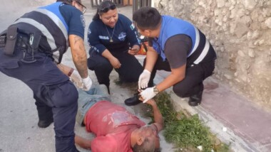 Salvan al “Padrino” tras convulsionar en calles de Tixkokob