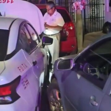 Taxista ebrio choca varios vehículos estacionados y huye