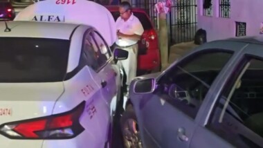 Taxista ebrio choca varios vehículos estacionados y huye