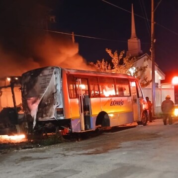 Arden viejos camiones