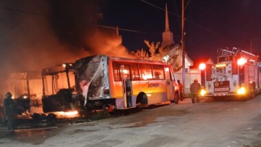 Arden viejos camiones