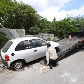Limpian calles de Mérida y retiran autos abandonados; van por más colonias