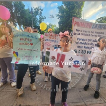 Marchan en Mérida para defender el Hospital Corea-México; temen cambios en la atención