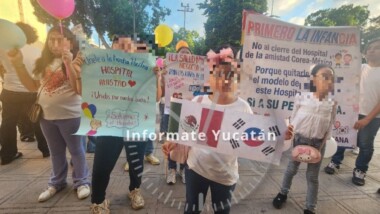 Marchan en Mérida para defender el Hospital Corea-México; temen cambios en la atención