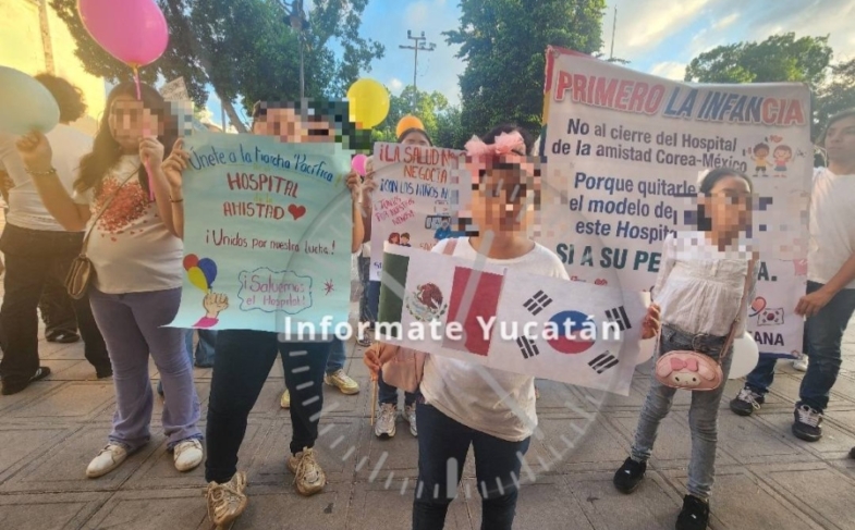 Marchan en Mérida para defender el Hospital Corea-México; temen cambios en la atención