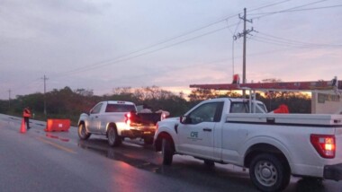 Cae cable de alta tensión en la carretera Hunucmá–Sisal