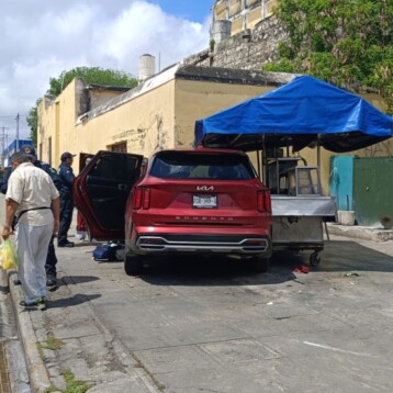 Camioneta choca contra puestos de comida y la iglesia de San Juan