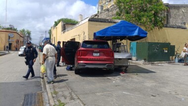 Camioneta choca contra puestos de comida y la iglesia de San Juan