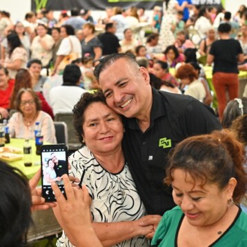 Vadillo celebra con tres mil mujeres el Día de la Madre 
