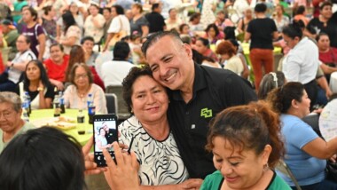 Vadillo celebra con tres mil mujeres el Día de la Madre 