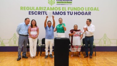 Después de años de espera, 47 familias reciben las escrituras de sus hogares