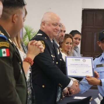 Reconocen a policías municipales