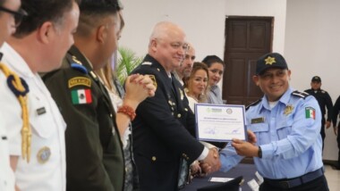 Reconocen a policías municipales