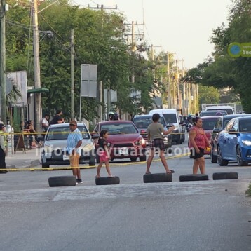 Hartos de los apagones, vecinos bloquean el Periférico de Mérida