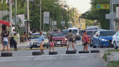 Hartos de los apagones, vecinos bloquean el Periférico de Mérida
