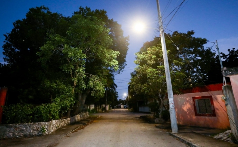 Luces led iluminan las comisarías de Mérida