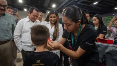 “El bienestar es autonomía: Renacimiento Maya entrega apoyos auditivos”