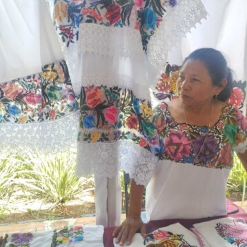Artesanas yucatecas llenan de color la Plaza Grande con sus productos