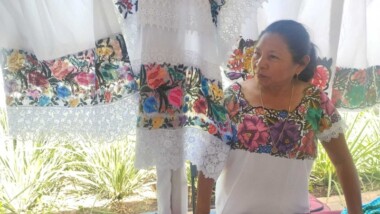 Artesanas yucatecas llenan de color la Plaza Grande con sus productos