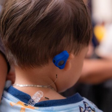 Entregan más de 2 mil lentes y aparatos auditivos a familias yucatecas