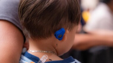 Entregan más de 2 mil lentes y aparatos auditivos a familias yucatecas
