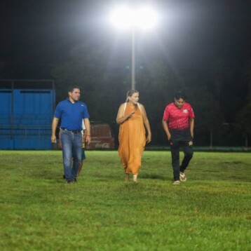 Iluminan cancha de fútbol en Chichí Suárez