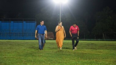 Iluminan cancha de fútbol en Chichí Suárez