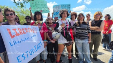 Aspirantes protestan en la ENES Mérida